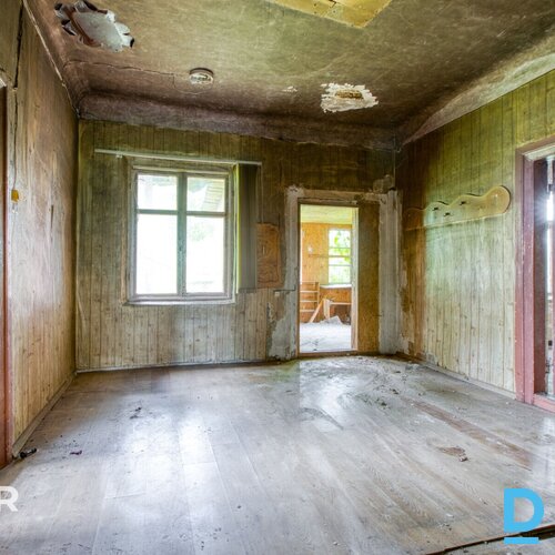 Pārdošanā puse no mājas - 5 istabu dzīvoklis ar 5500 m² zemes gabalu.Plānojuma a