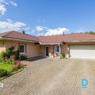 Pārdošanā vienstāvu privātmāja ar labiekārtotu 1700 m² zemes gabalu Iecavā.Gāzbe