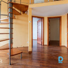 Pārdošanā plašs, saules piepildīts divu līmeņu 3 istabu dzīvoklis Grīziņkalnā.Pi