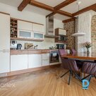 Dzīvoklis ar brīnišķīgu skatu uz Vērmanes dārzu. 5 stāvs, bez lifta. Dzīvoklis 62 m² - gatavs dzīvošanai - divas guļamistabas, plaša viesistaba apvienojumā ar virtuves zonu, visas komunikācijas, kondicionieris, savs gāzes apkures katls