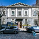 Сдаются эксклюзивные офисные помещение в элегантном деревянном здании в стиле эклектики с отличным местоположением! Офисное помещение 288,2 m², расположены на втором этаже здания с входом с улицы Ģertrūdes 7 а также из внутренний двор