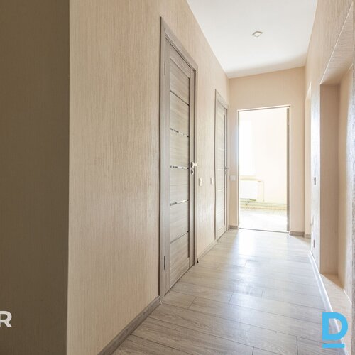 Pārdošanā silts, plašs 2 istabu dzīvoklis teicamā vietā ar attīstītu infrastrukt