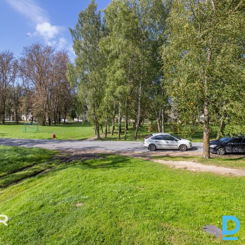 Pārdošanā silts, plašs 2 istabu dzīvoklis teicamā vietā ar attīstītu infrastrukt