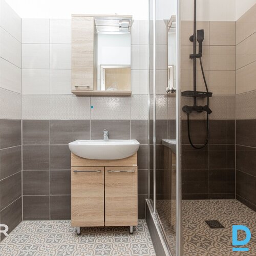 Pārdošanā silts, plašs 2 istabu dzīvoklis teicamā vietā ar attīstītu infrastrukt