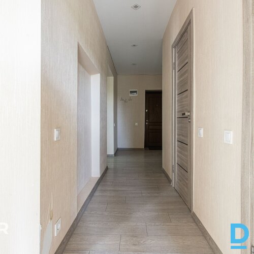 Pārdošanā silts, plašs 2 istabu dzīvoklis teicamā vietā ar attīstītu infrastrukt