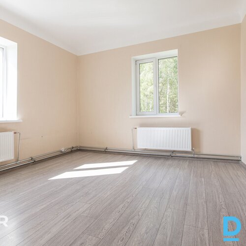 Pārdošanā silts, plašs 2 istabu dzīvoklis teicamā vietā ar attīstītu infrastrukt