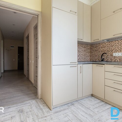 Pārdošanā silts, plašs 2 istabu dzīvoklis teicamā vietā ar attīstītu infrastrukt