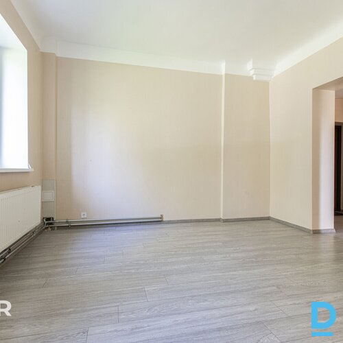 Pārdošanā silts, plašs 2 istabu dzīvoklis teicamā vietā ar attīstītu infrastrukt