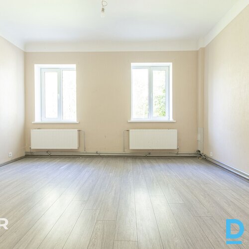 Pārdošanā silts, plašs 2 istabu dzīvoklis teicamā vietā ar attīstītu infrastrukt