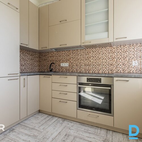 Pārdošanā silts, plašs 2 istabu dzīvoklis teicamā vietā ar attīstītu infrastrukt