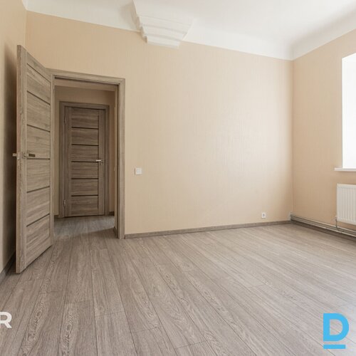 Pārdošanā silts, plašs 2 istabu dzīvoklis teicamā vietā ar attīstītu infrastrukt