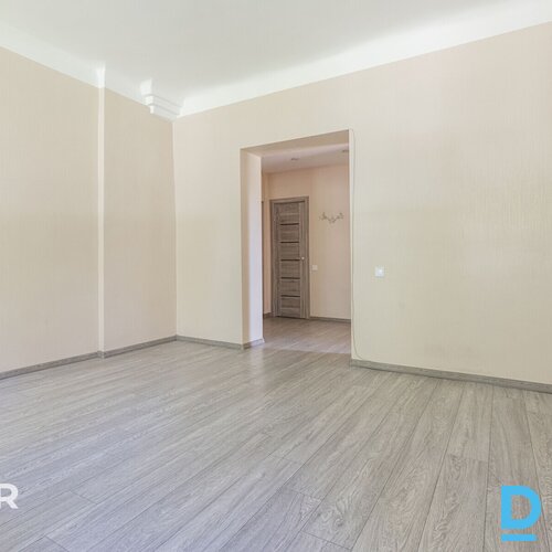 Pārdošanā silts, plašs 2 istabu dzīvoklis teicamā vietā ar attīstītu infrastrukt