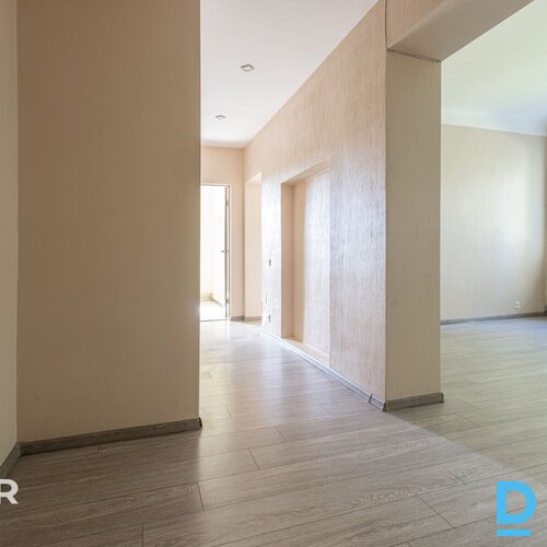 Pārdošanā silts, plašs 2 istabu dzīvoklis teicamā vietā ar attīstītu infrastrukt