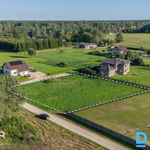 Pārdošanā līdzens, taisnstūra formas zemes gabals privātai apbūvei Daugmalē.Zeme