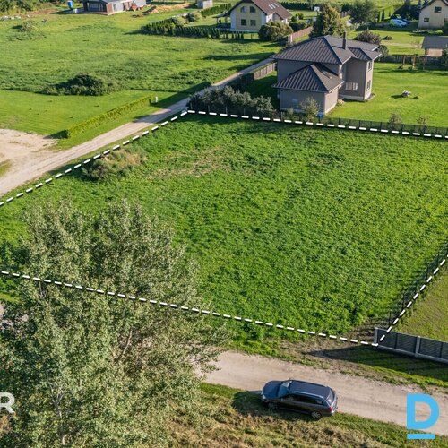 Pārdošanā līdzens, taisnstūra formas zemes gabals privātai apbūvei Daugmalē.Zeme