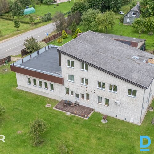 Pārdošanā plaša 3 stāvu dzīvojamā māja ar darbnīcu/garāžu un 0,5 ha zemes gabalu