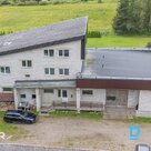 Pārdošanā plaša 3 stāvu dzīvojamā māja ar darbnīcu/garāžu un 0,5 ha zemes gabalu