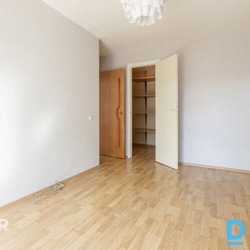 Pārdošanā pārdomāts, saulains 3 istabu dzīvoklis ar ērtu atrašanās vietu.Dzīvokļ