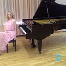 Предлагает обучение игры на фортепиано