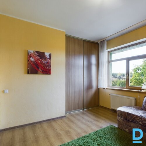Pārdod četrstāvu privātmāju ar garāžu, mājīgajā Kalngales ciematā. Ēka nodota ek