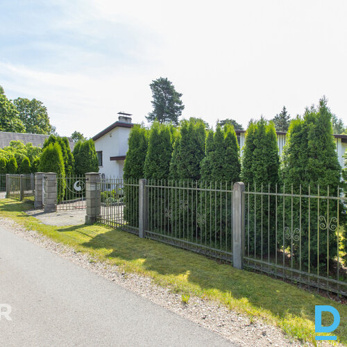 Pārdošanā divstāvu māja ar ainavisku, iekoptu zemes gabalu un palīgēkām, kura ir Pārdošanā divstāvu māja ar ainavisku, iekoptu zemes gabalu un palīgēkām, kura ir