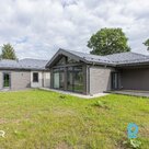 Pārdošanā tikko uzcelta, pamatīga vienstāvu māja ar 1760 m² zemes gabalu Mārupē.