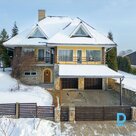 Pārdošanā skaista, plaša savrupmāja ar skaistu, ainavisku zemes gabalu.Māja celt