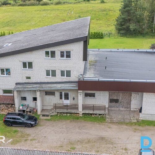 Pārdošanā plaša 3 stāvu dzīvojamā māja ar darbnīcu/garāžu un 0,5 ha zemes gabalu Pārdošanā plaša 3 stāvu dzīvojamā māja ar darbnīcu/garāžu un 0,5 ha zemes gabalu
