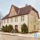 Pārdošanā 3-stāvu namīpašums ar 2600 m² zemes gabalu Mazsalacas centrā.Māja celt