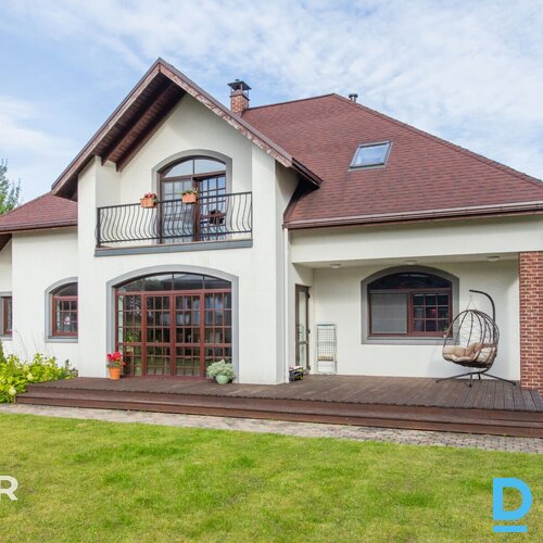 Mājīga, eleganta divstāvu savrupmāja skaistā, meža ieskautā vietā netālu no Balt Mājīga, eleganta divstāvu savrupmāja skaistā, meža ieskautā vietā netālu no Balt