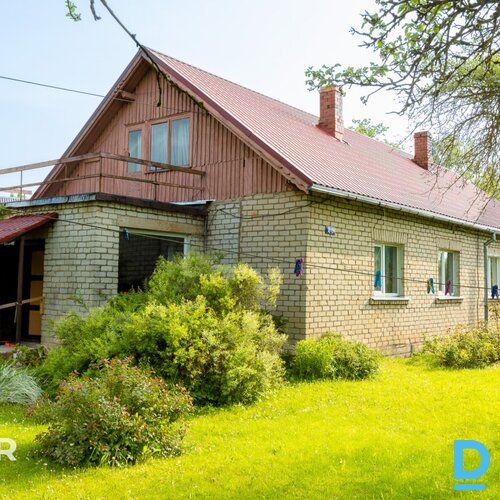 Pārdošanā puse no mājas ar palīgēku un 1800 m² zemes gabalu Balvos.Māja celta 19