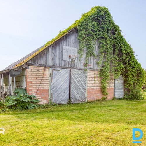 Pārdošanā puse no mājas ar palīgēku un 1800 m² zemes gabalu Balvos.Māja celta 19