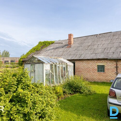 Pārdošanā puse no mājas ar palīgēku un 1800 m² zemes gabalu Balvos.Māja celta 19