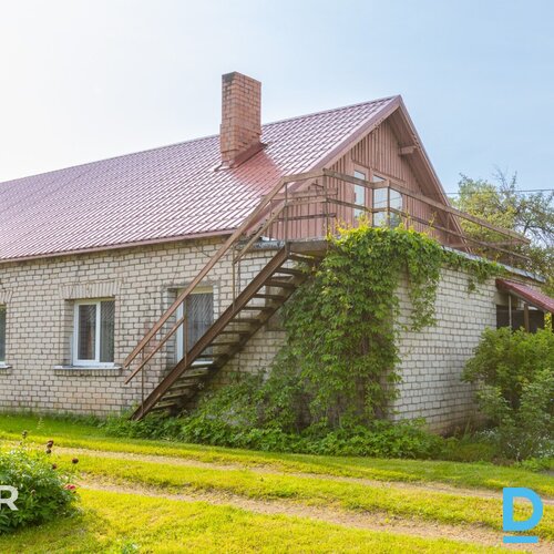 Pārdošanā puse no mājas ar palīgēku un 1800 m² zemes gabalu Balvos.Māja celta 19