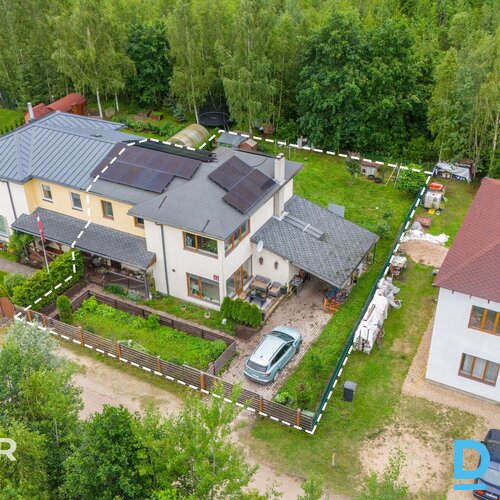 Pārdošanā mājīga divstāvu ģimenes māja ar labiekārtotu zemes gabalu.Gāzbetona bl