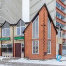 Двухэтажное коммерческое здание между двумя многоквартирными домами в отличном м