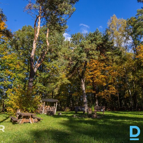 Perspektīvs īpašums ar divām dzīvojamajām ēkām ainaviskā vietā Tērvetes upes kra