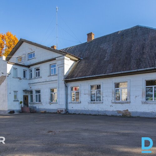Perspektīvs īpašums ar divām dzīvojamajām ēkām ainaviskā vietā Tērvetes upes kra