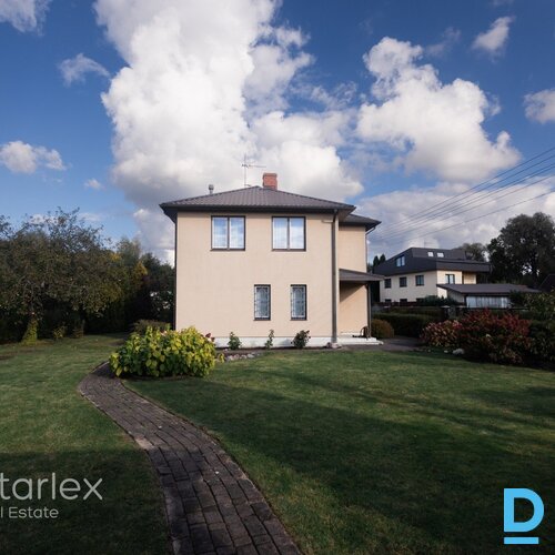 Mājīga vasarnīca Carnikavā pie Gaujas, ar zemi un ziedošu dārzu. Mājīga vasarnīca Carnikavā pie Gaujas, ar zemi un ziedošu dārzu.