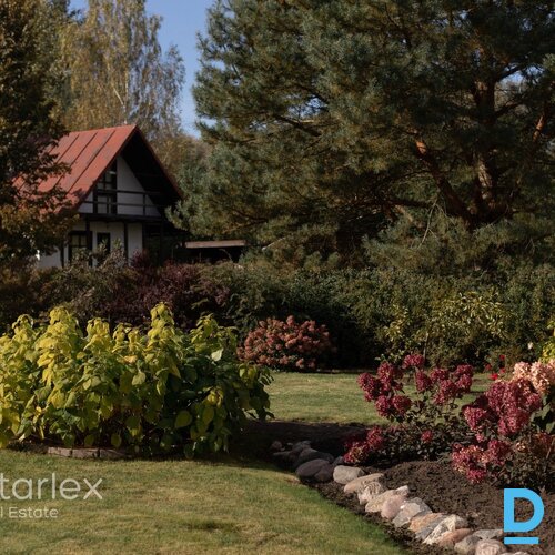 Māja Carnikavā pie Gaujas, ar zemi un ziedošu dārzu.