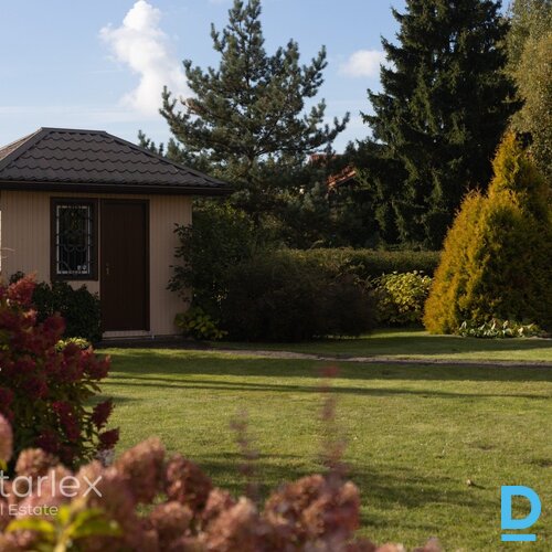 Māja Carnikavā pie Gaujas, ar zemi un ziedošu dārzu.