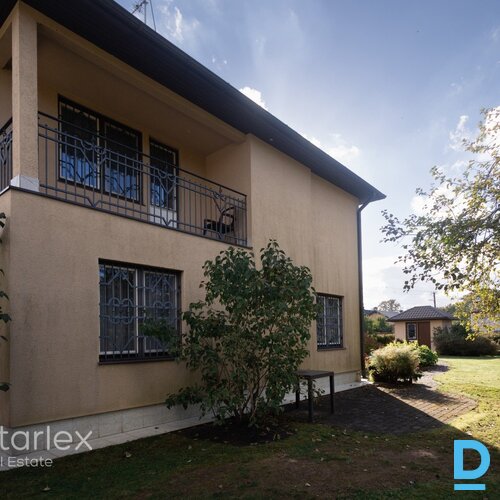 Māja Carnikavā pie Gaujas, ar zemi un ziedošu dārzu.