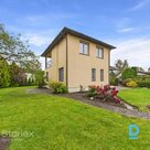 Уютный летний дом в Царникаве на берегу реки Гауя, с земельным участком и цветущим садом.