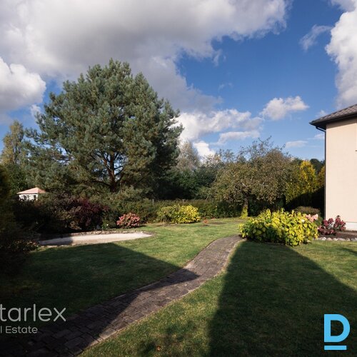 Mājīga vasarnīca Carnikavā pie Gaujas, ar zemi un ziedošu dārzu. Mājīga vasarnīca Carnikavā pie Gaujas, ar zemi un ziedošu dārzu.