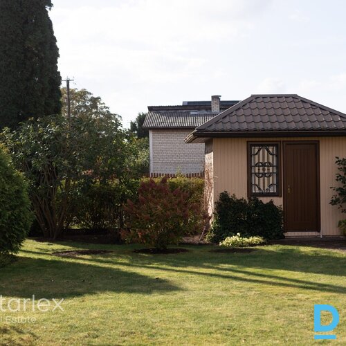 Māja Carnikavā pie Gaujas, ar zemi un ziedošu dārzu.