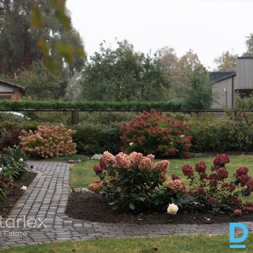 Māja Carnikavā pie Gaujas, ar zemi un ziedošu dārzu.