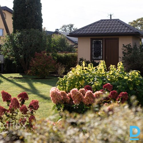 Mājīga vasarnīca Carnikavā pie Gaujas, ar zemi un ziedošu dārzu. Mājīga vasarnīca Carnikavā pie Gaujas, ar zemi un ziedošu dārzu.