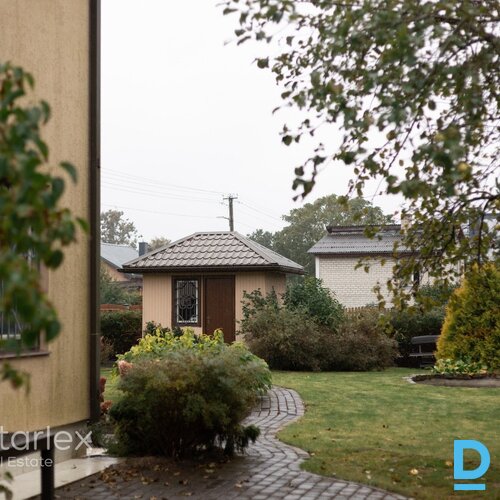 Māja Carnikavā pie Gaujas, ar zemi un ziedošu dārzu.