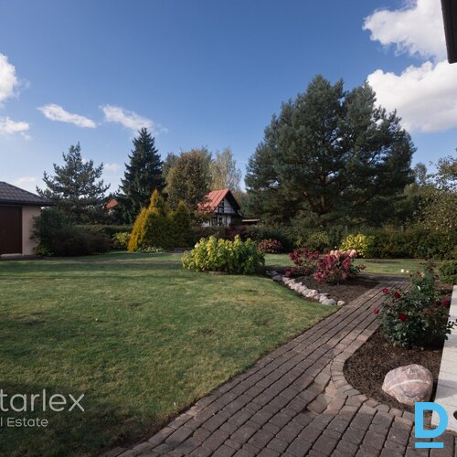 Māja Carnikavā pie Gaujas, ar zemi un ziedošu dārzu.