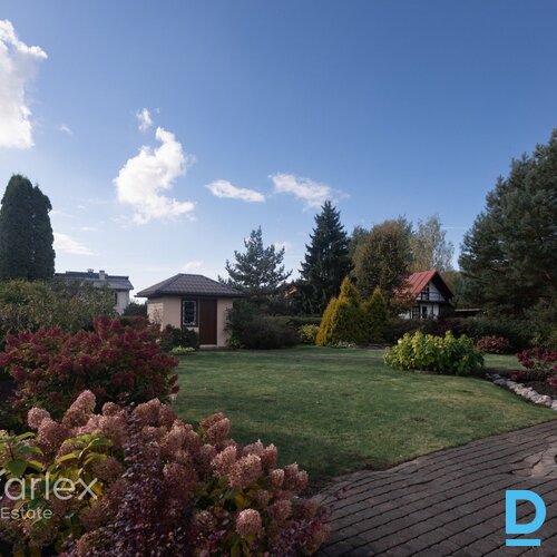 Māja Carnikavā pie Gaujas, ar zemi un ziedošu dārzu.